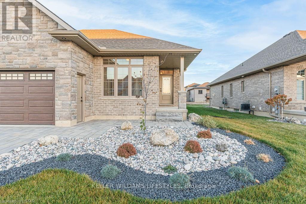 112 Leneve Street, Lambton Shores, Ontario  N0N 1J0 - Photo 3 - X12287709