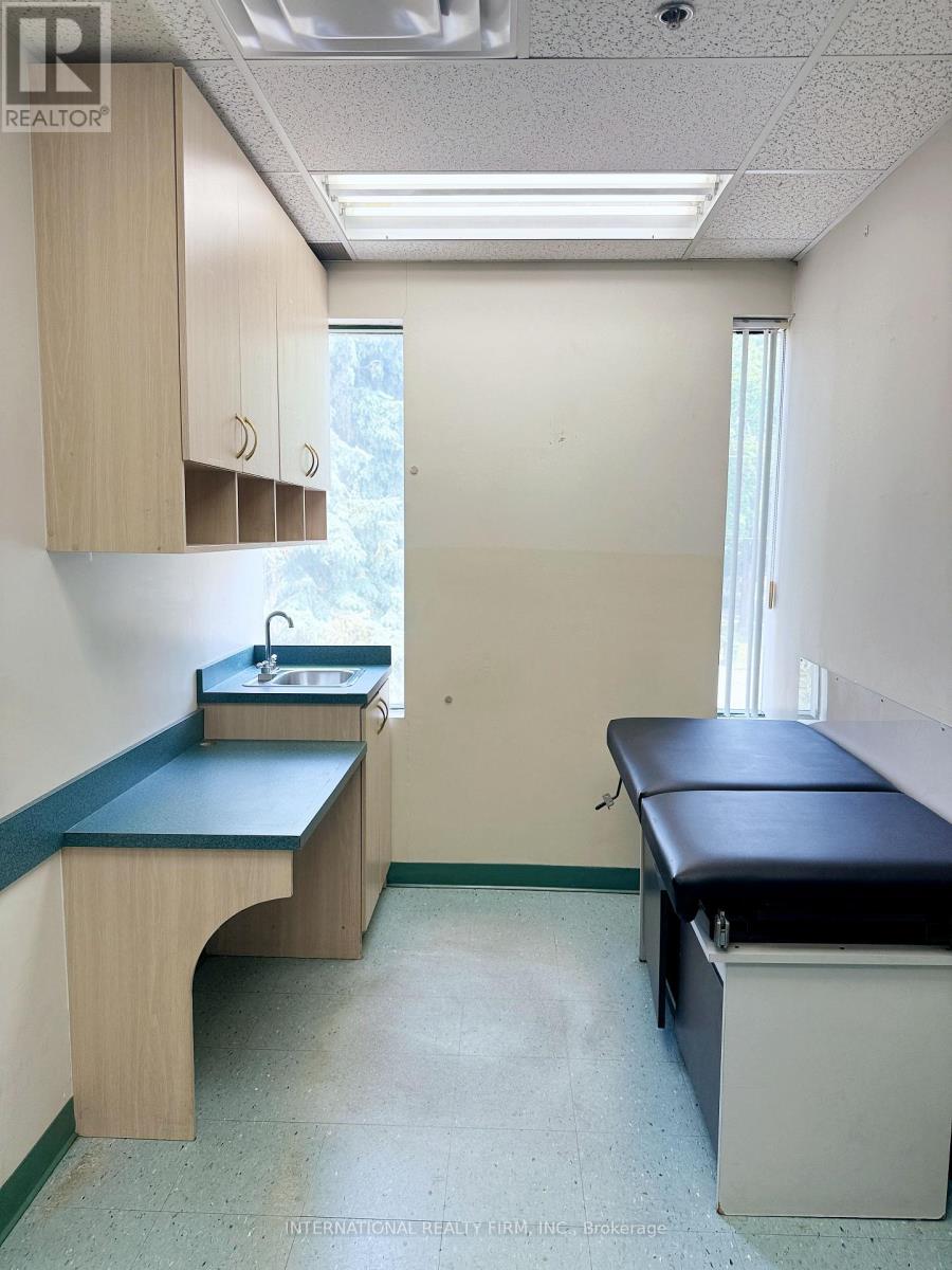 207 - 1635 Lawrence Avenue W, Toronto, Ontario  M6L 3C9 - Photo 4 - W12287549