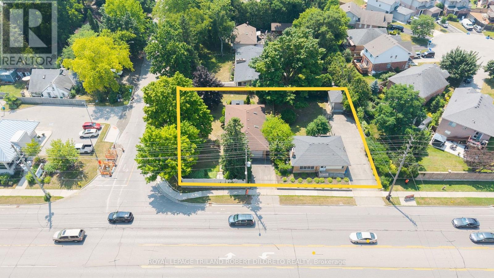 <div class="slider-price">$1,199,000</div><p>584 Wonderland Road N, London North, Ontario</p>