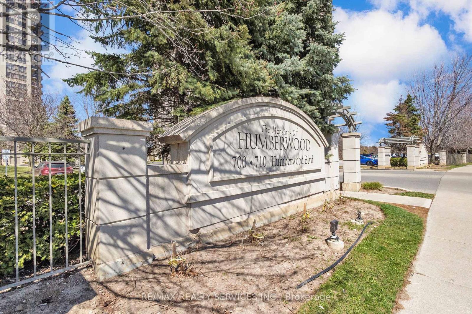 Property at 1027 - 700 HUMBERWOOD BOULEVARD image 2