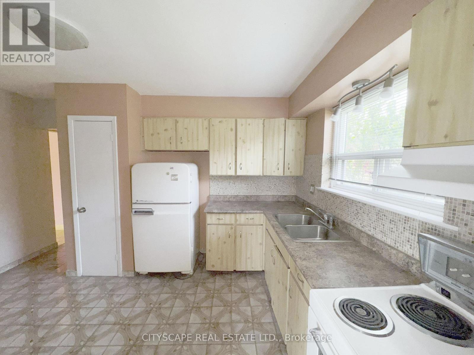 113 Spenvalley Drive, Toronto, Ontario  M3L 1Z4 - Photo 6 - W12287693