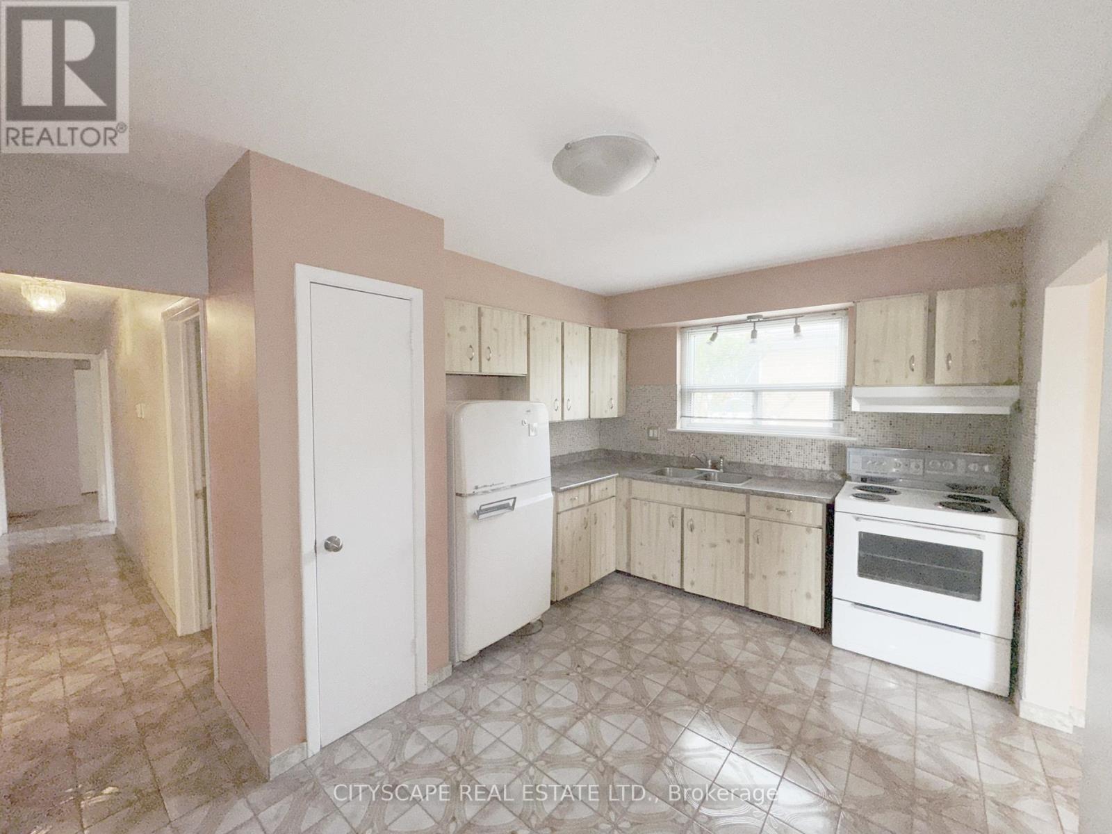 113 Spenvalley Drive, Toronto, Ontario  M3L 1Z4 - Photo 7 - W12287693