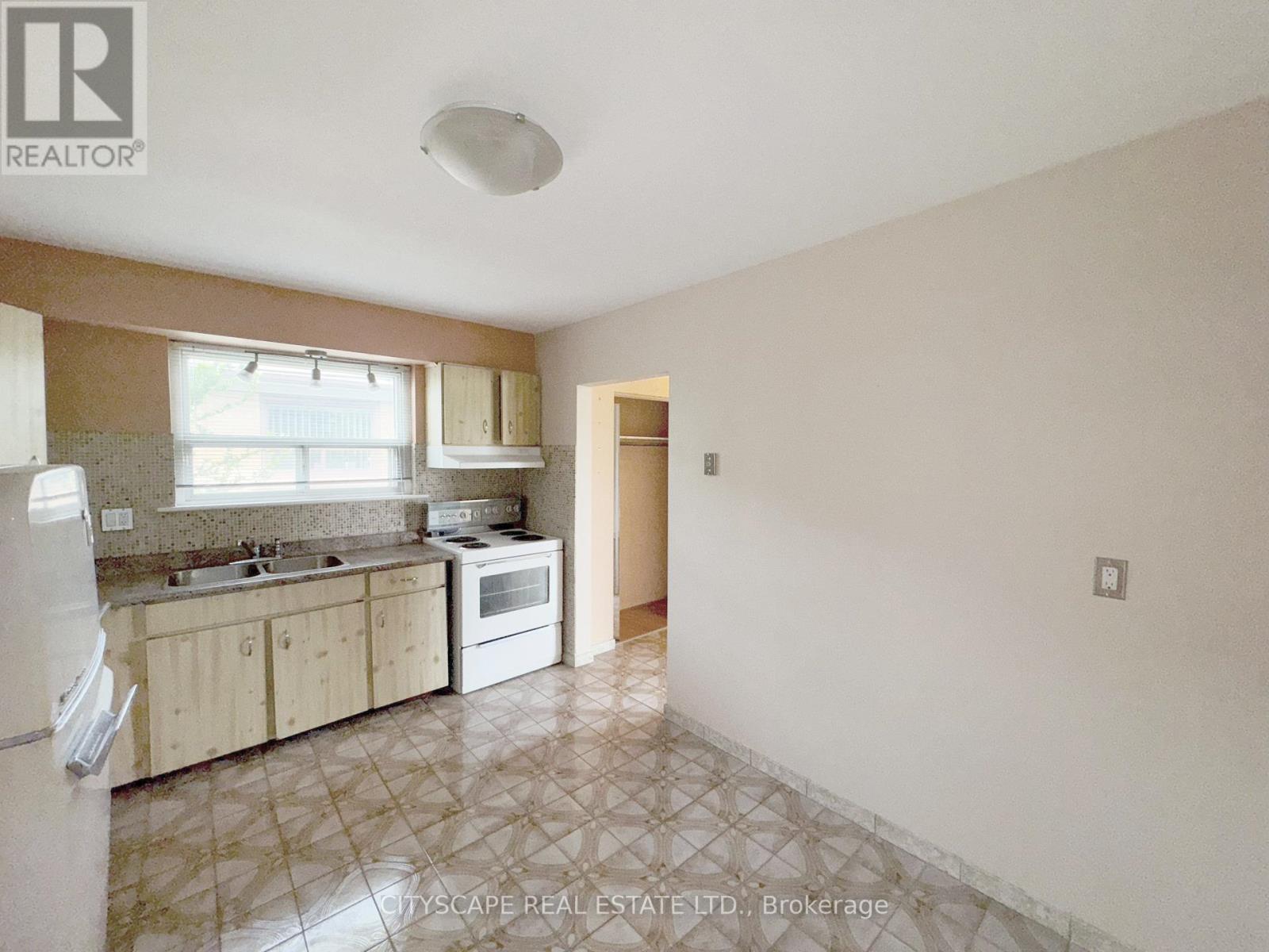 113 Spenvalley Drive, Toronto, Ontario  M3L 1Z4 - Photo 8 - W12287693