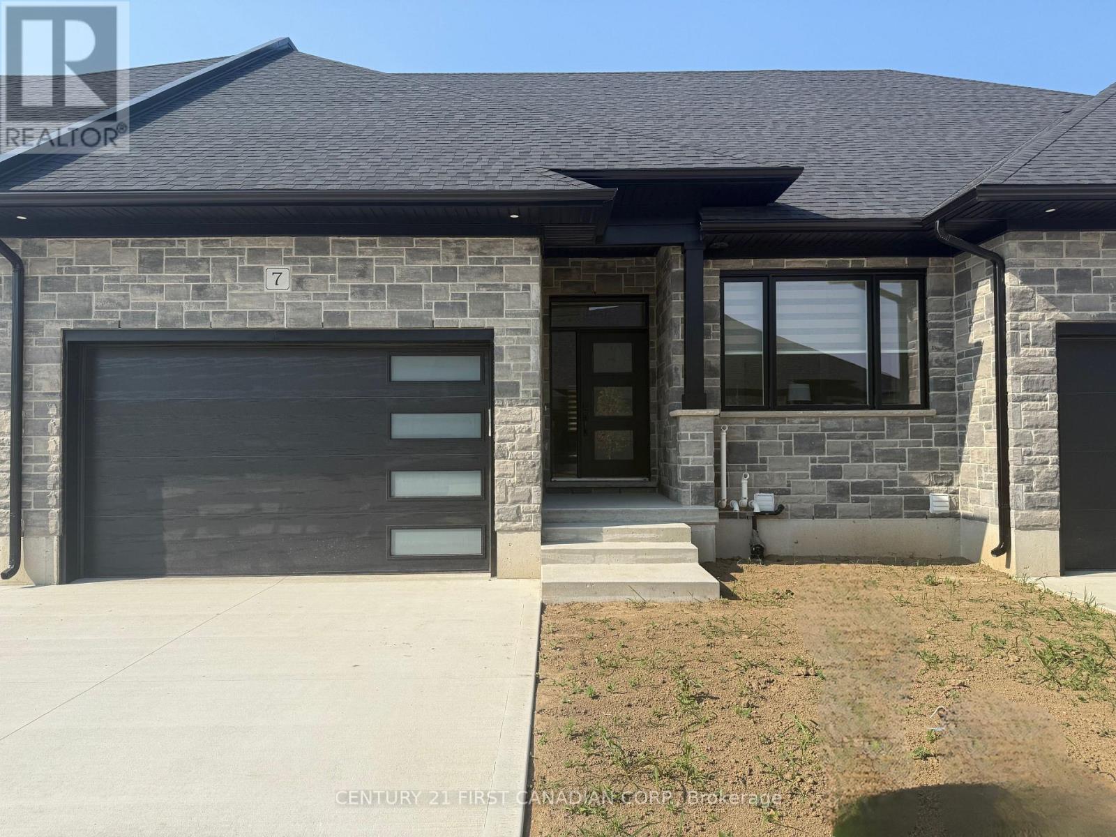 7 - 32 POSTMA CRESCENT, North Middlesex, Ontario
