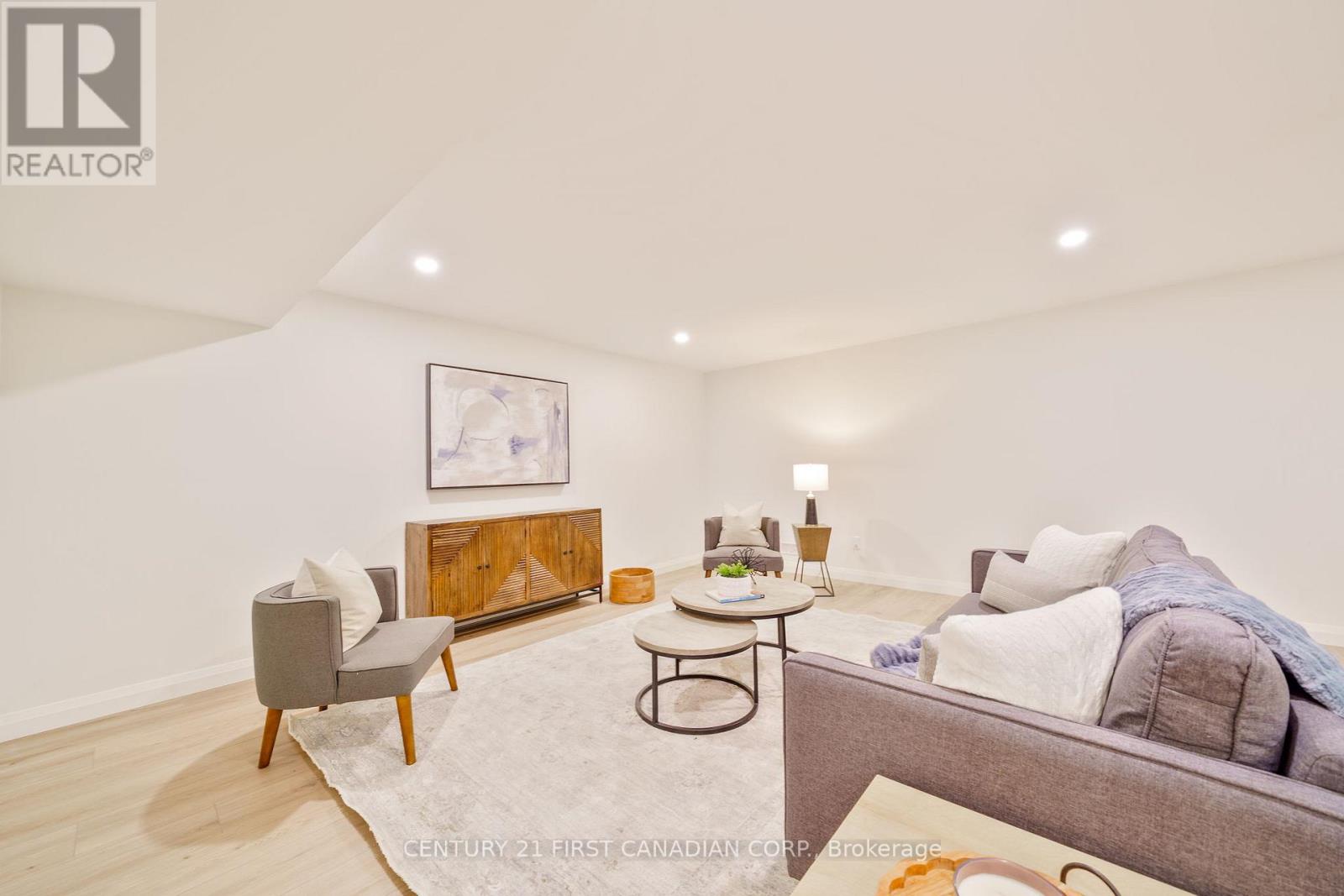 Photo 24 of 33 for 7 - 32 Postma Crescent