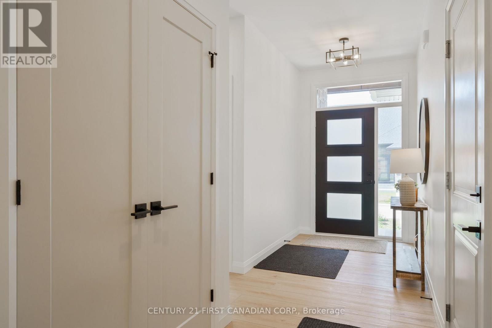 Photo 3 of 33 for 7 - 32 Postma Crescent