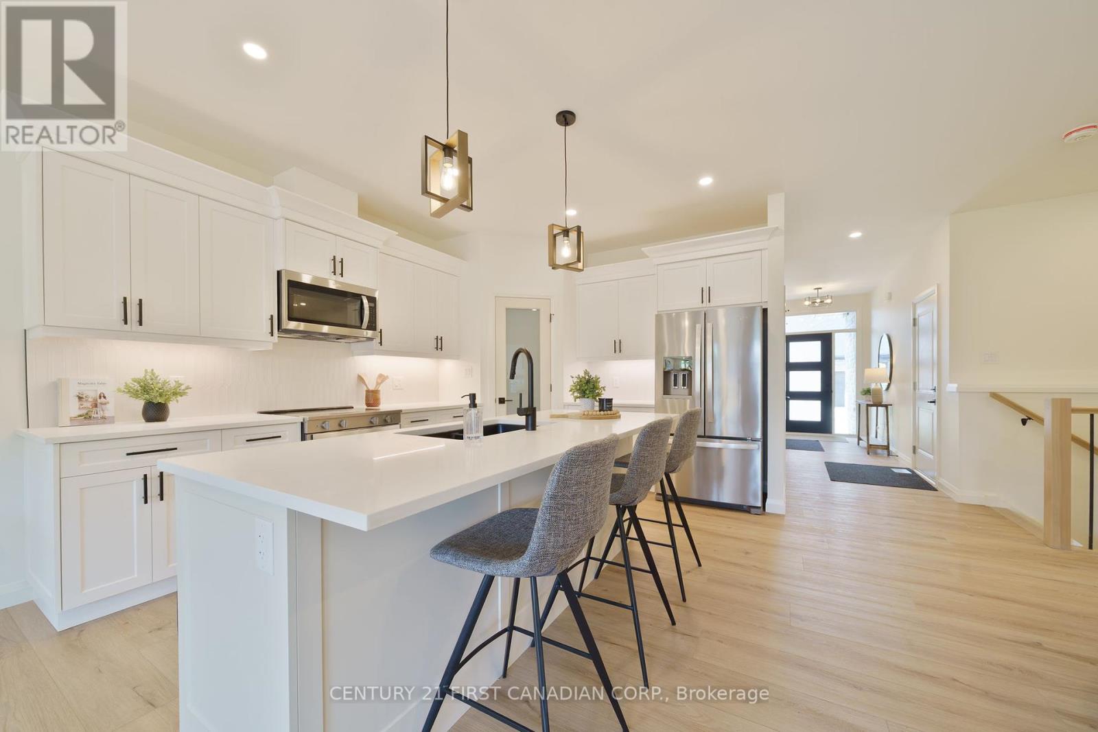 Photo 9 of 33 for 7 - 32 Postma Crescent