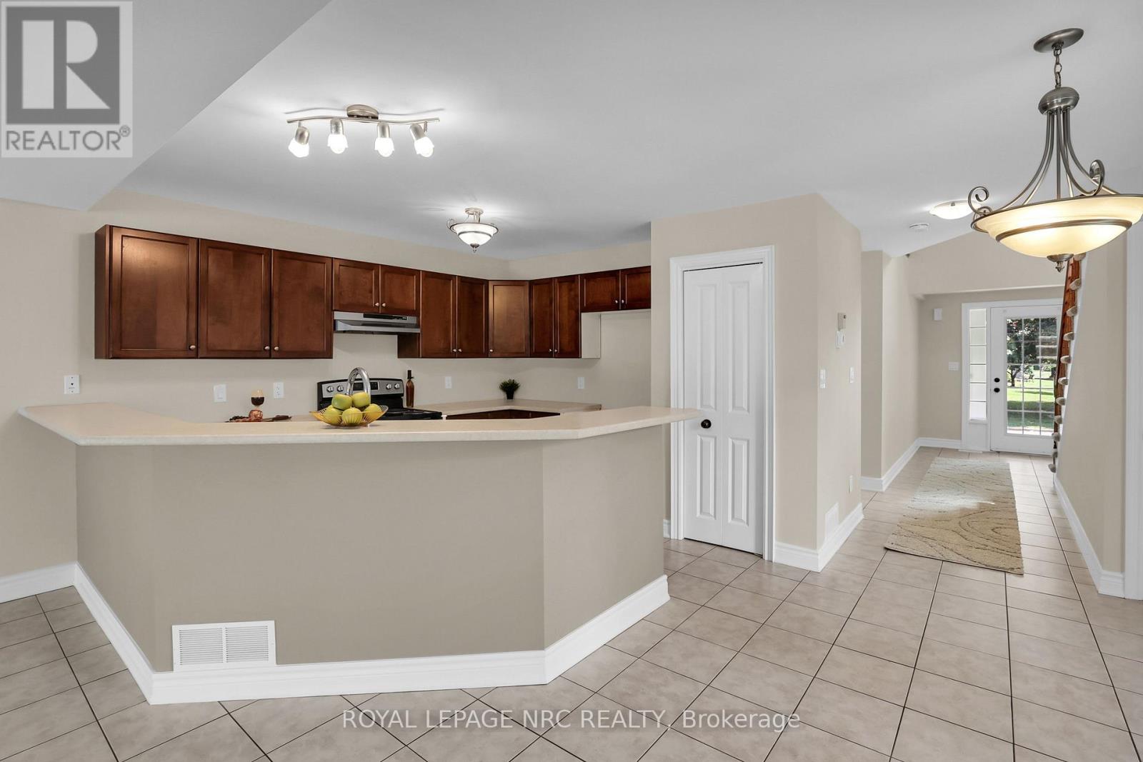 56 Queens Circle, Fort Erie, Ontario  L0S 1B0 - Photo 13 - X12282215