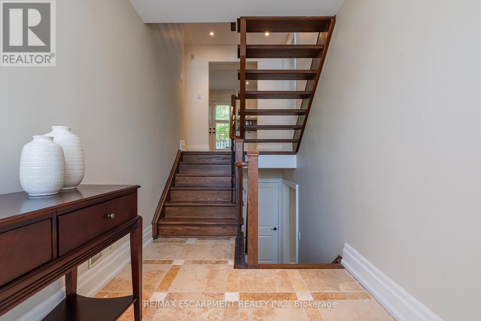 Property at 1034 LAKESHORE ROAD W image 2