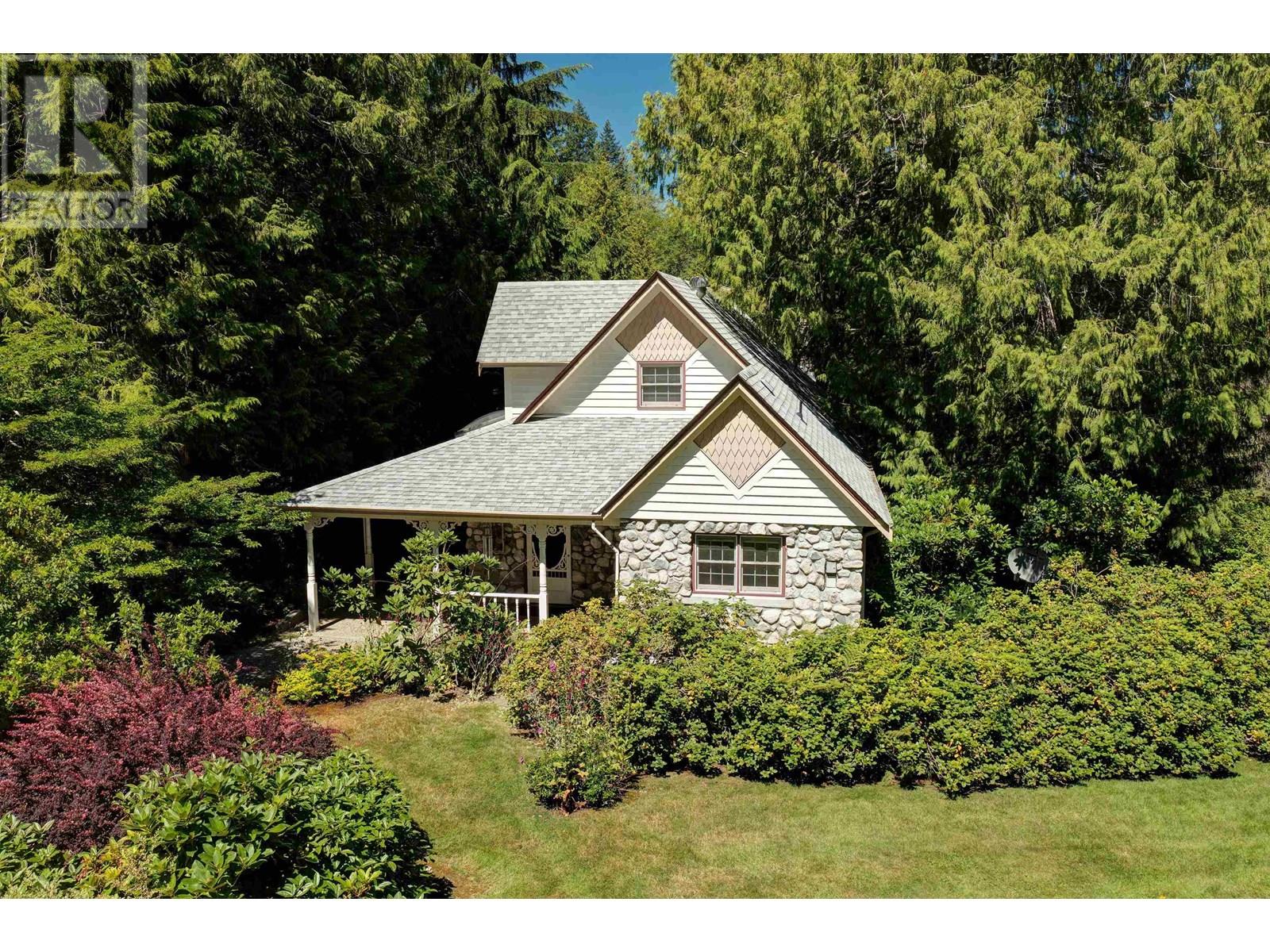 5479-5487 BROOKS ROAD, Halfmoon Bay, British Columbia
