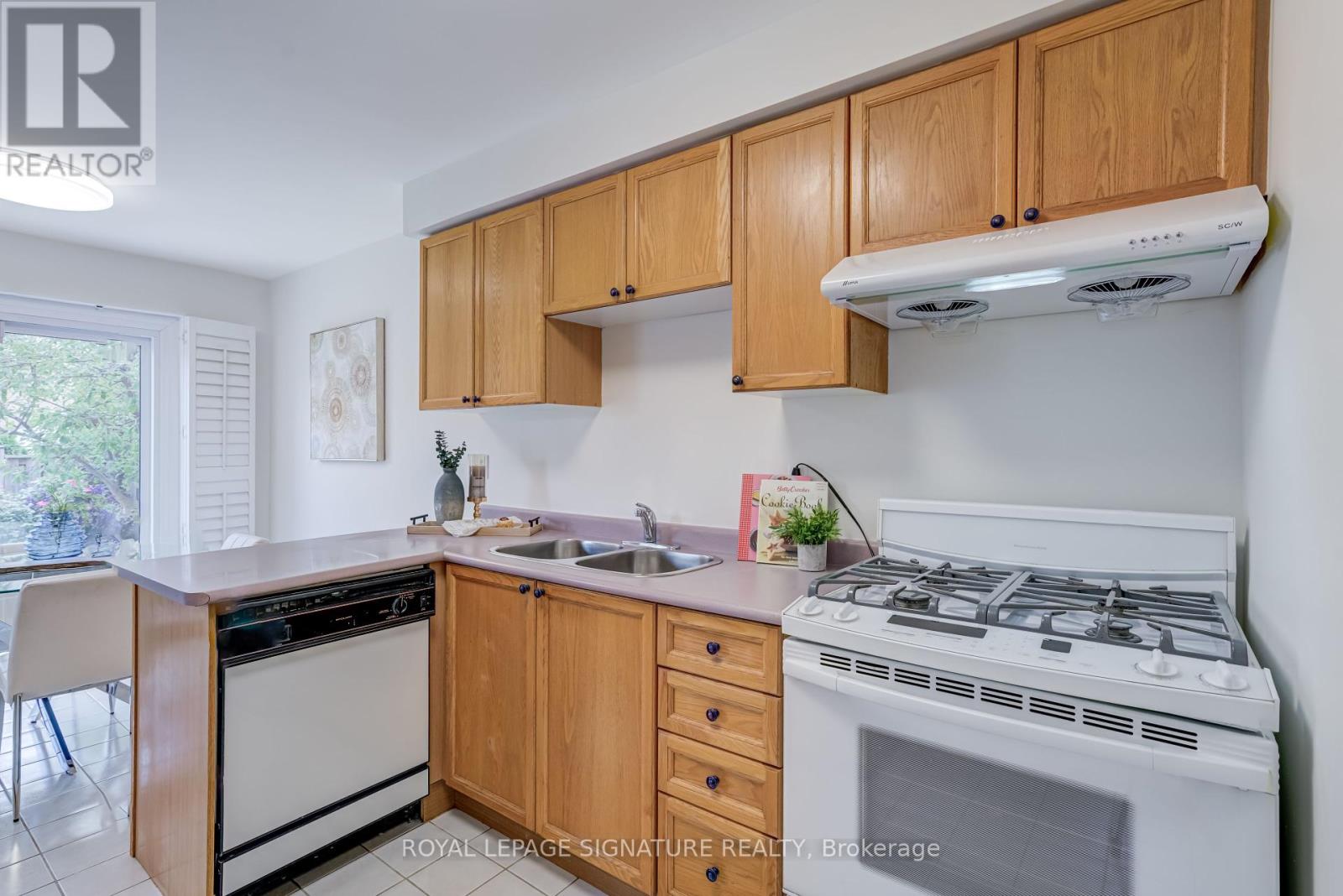 61 Cedarwood Crescent, Brampton, Ontario  L6X 4J9 - Photo 18 - W12287946