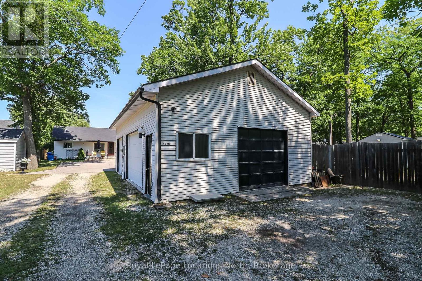 1320 River Road W, Wasaga Beach, Ontario  L9Z 2W6 - Photo 4 - S12288233