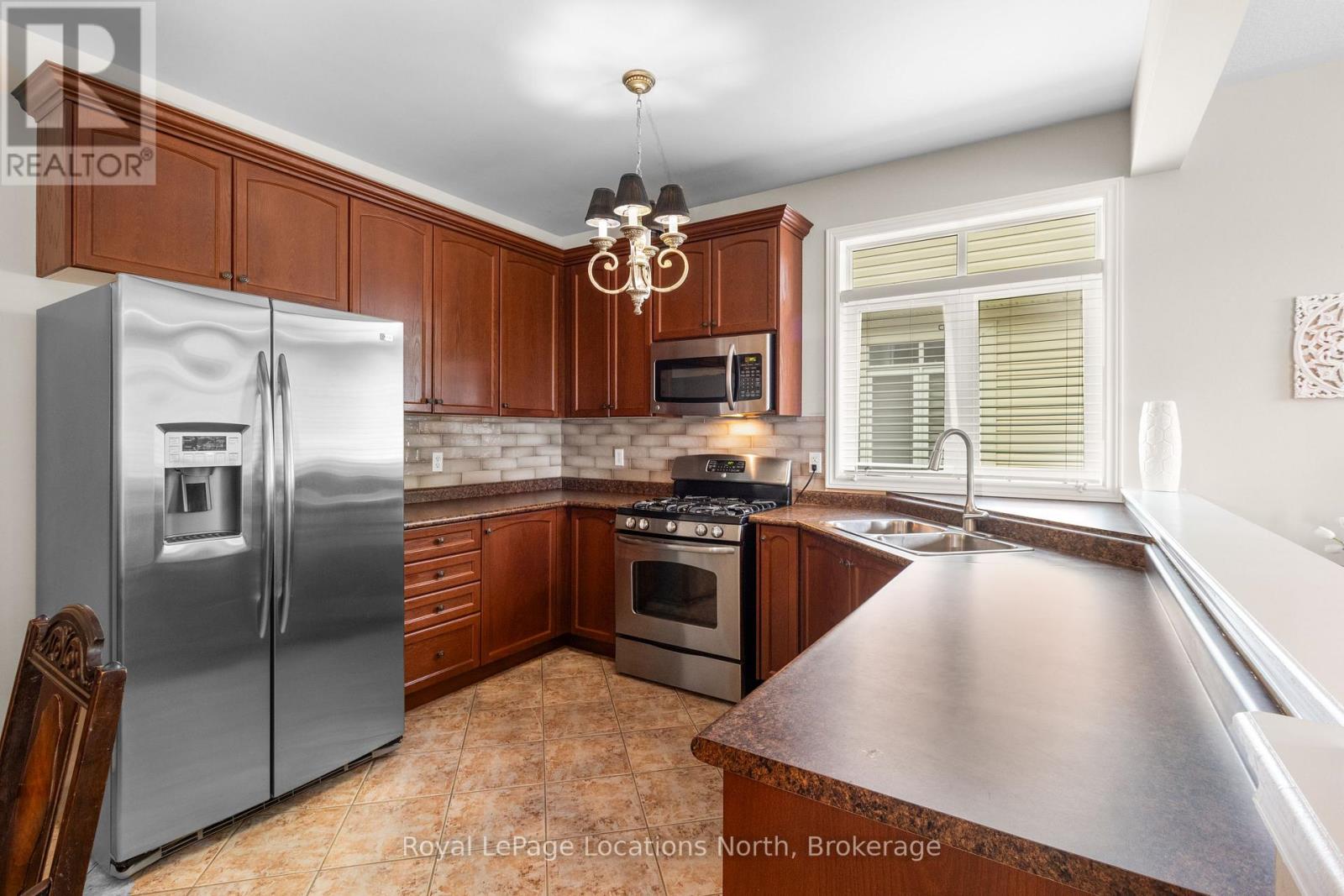 8 Broadpoint Street, Wasaga Beach, Ontario  L9Z 3B8 - Photo 10 - S12288254