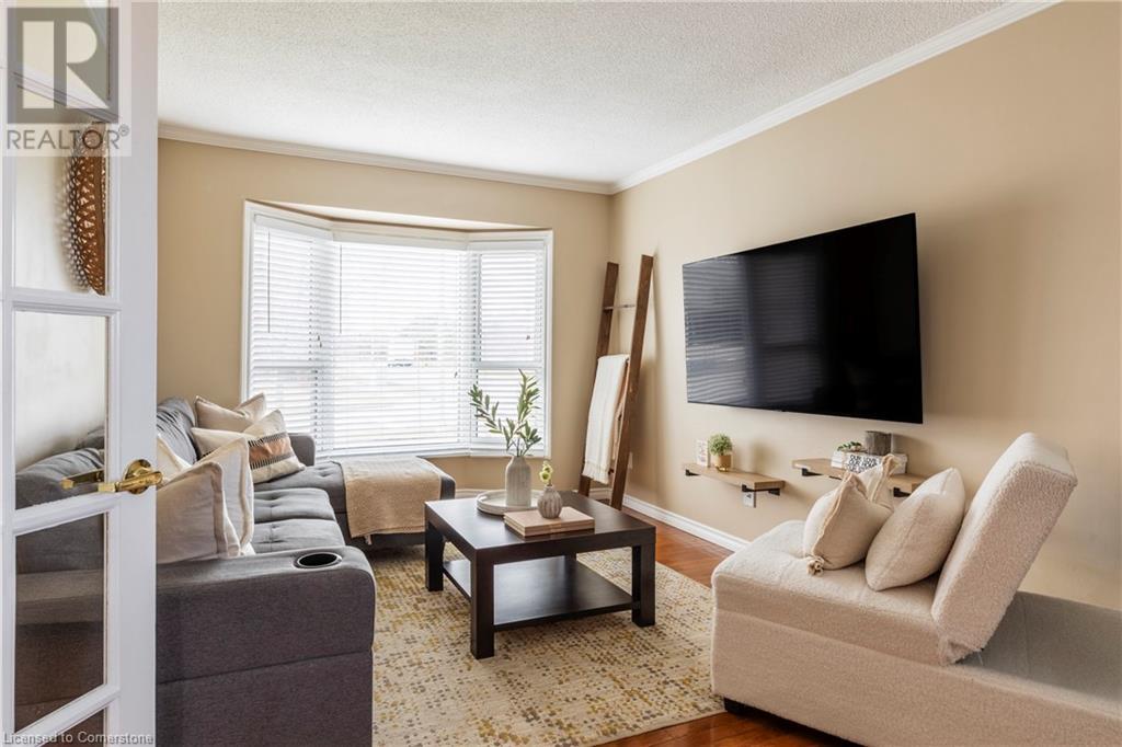 Property at 3261 WOODCROFT Crescent image 4