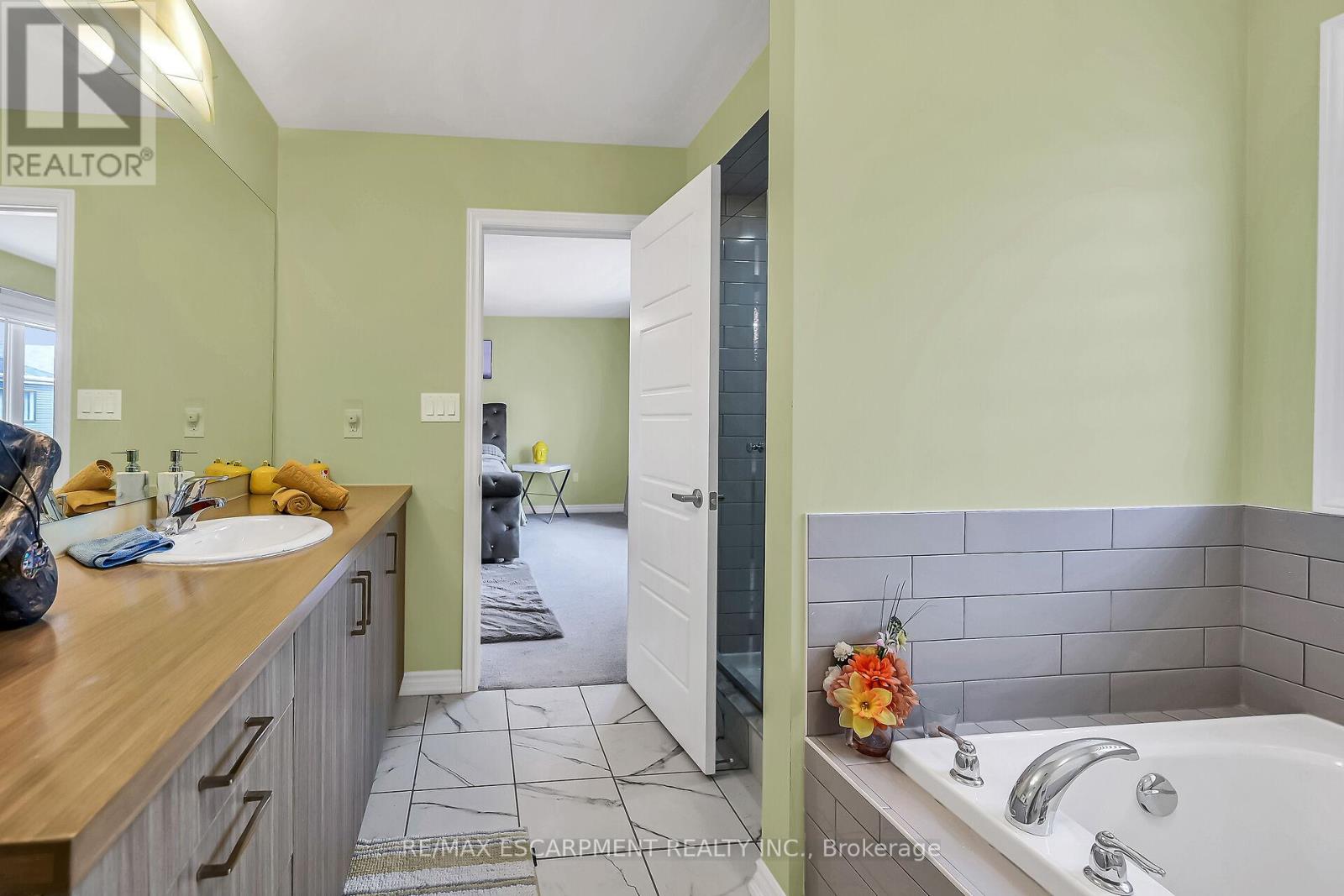67 Malcolm Crescent, Haldimand, Ontario  N3W 0E9 - Photo 39 - X12288134