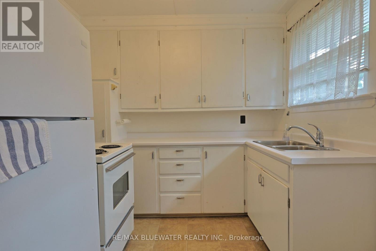 48 Hill Street, Lambton Shores, Ontario  N0M 1T0 - Photo 18 - X12288398