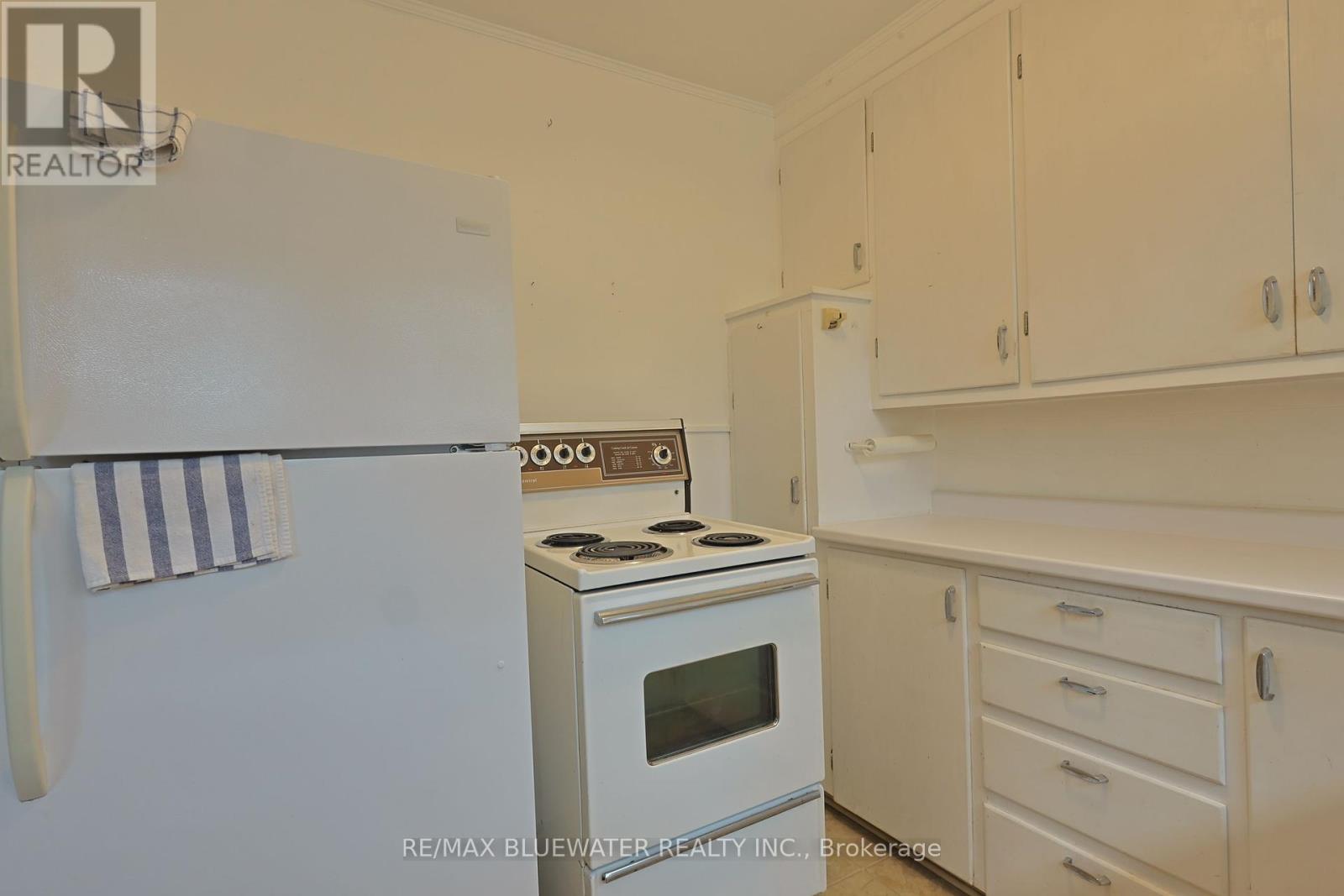 48 Hill Street, Lambton Shores, Ontario  N0M 1T0 - Photo 19 - X12288398