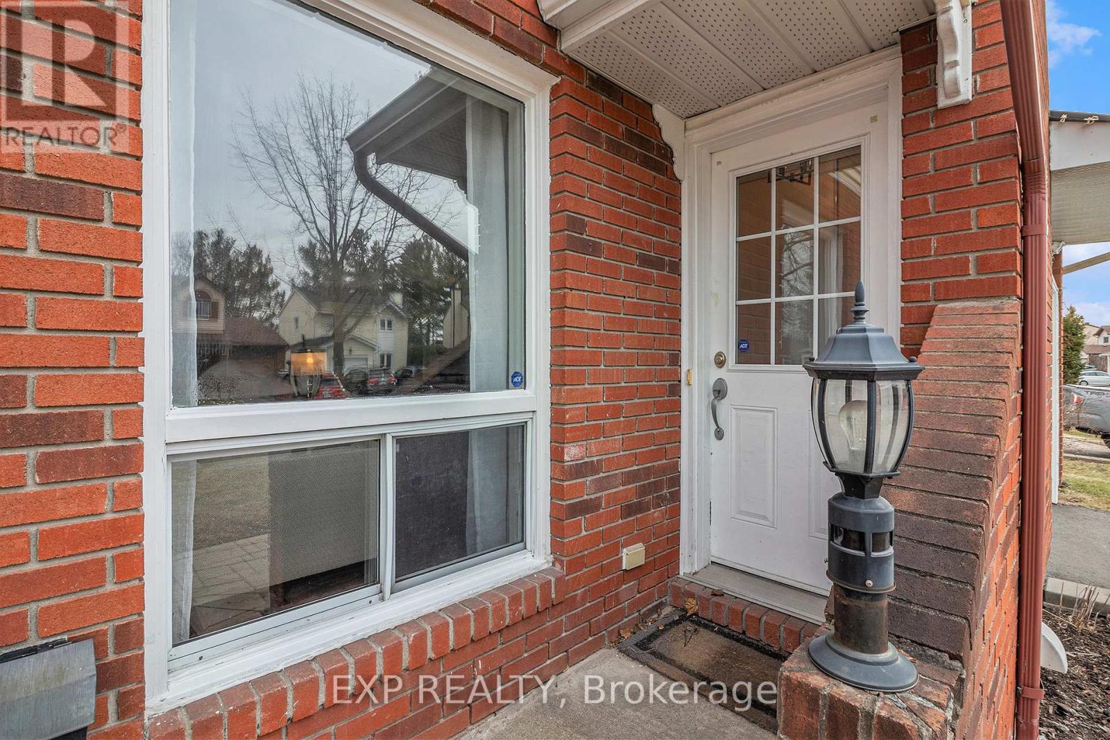 Property at 302 COTE-ROYALE CRESCENT image 3