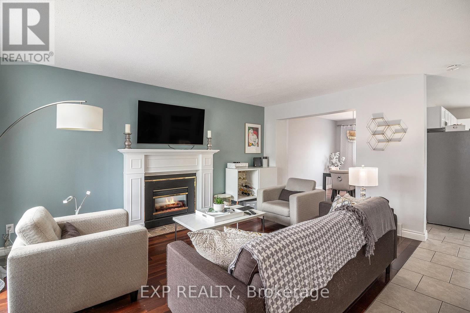 Property at 302 COTE-ROYALE CRESCENT image 4