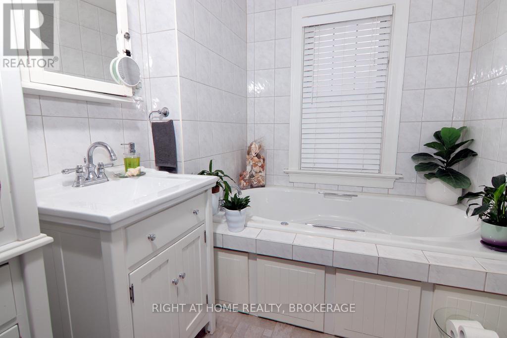 368 Queenston Street, St. Catharines, Ontario  L2P 2X9 - Photo 32 - X12288329