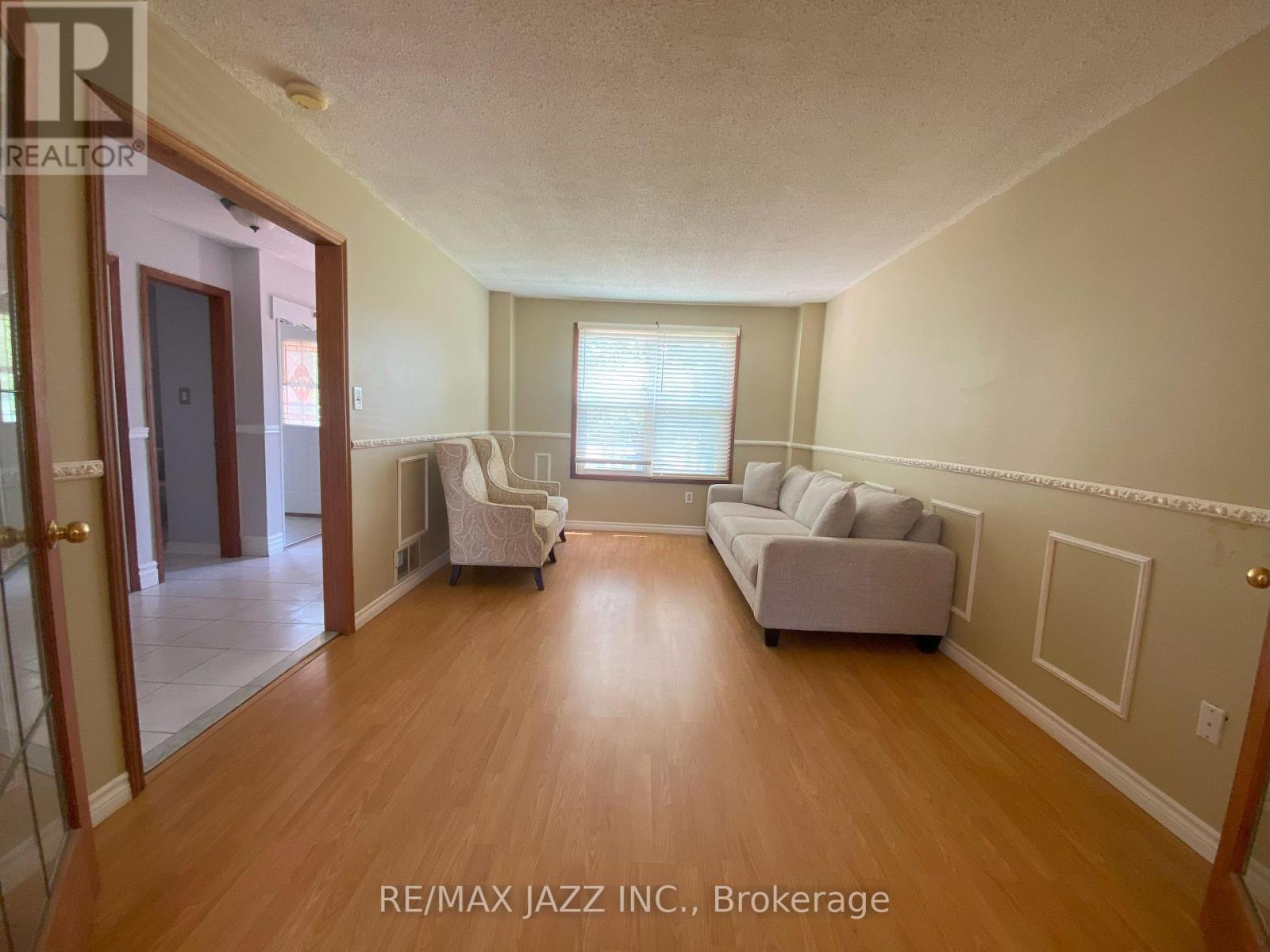 Property at 8 CLOVERFIELD STREET image 2