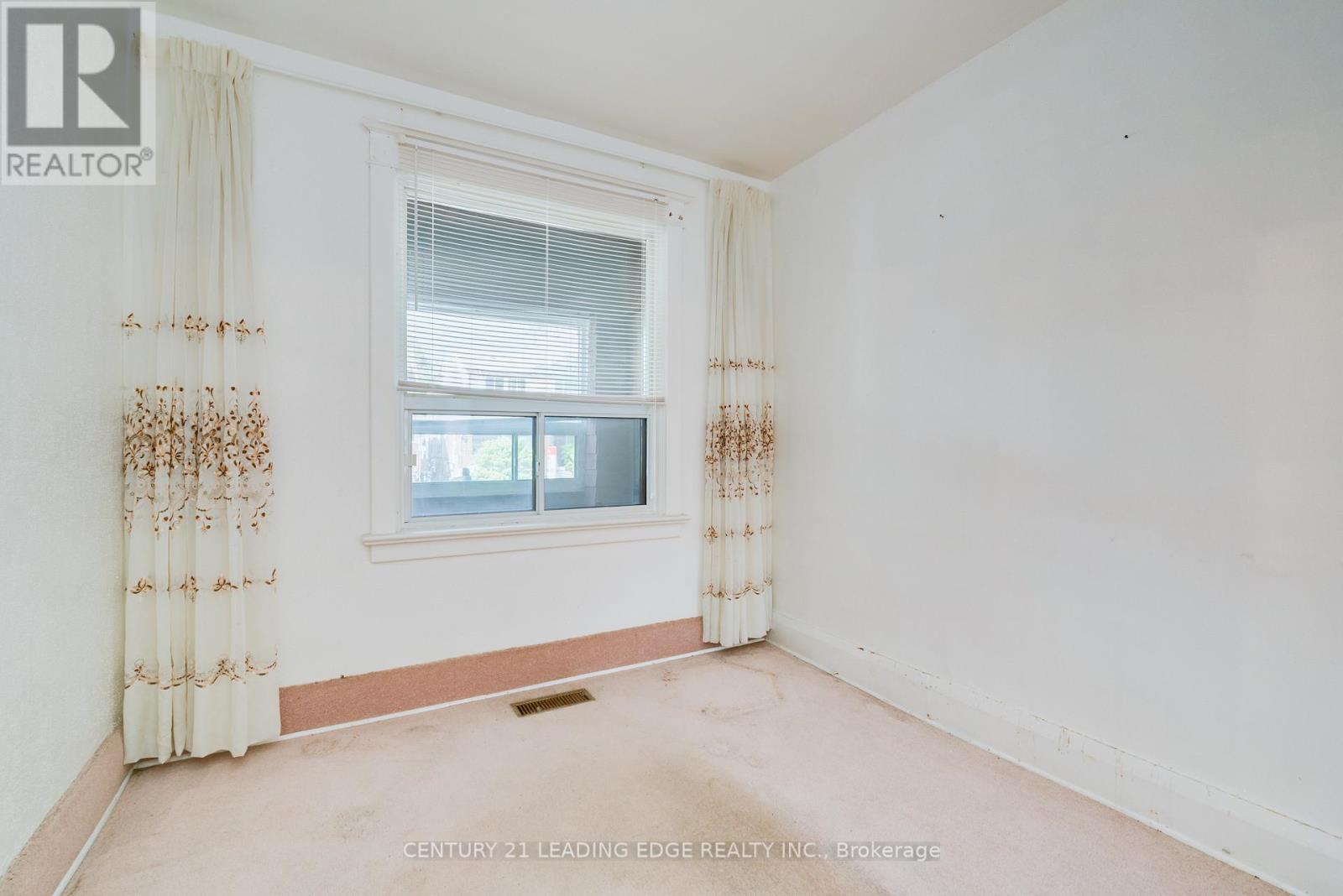 635 Coxwell Avenue, Toronto, Ontario  M4C 3B8 - Photo 7 - E12288367