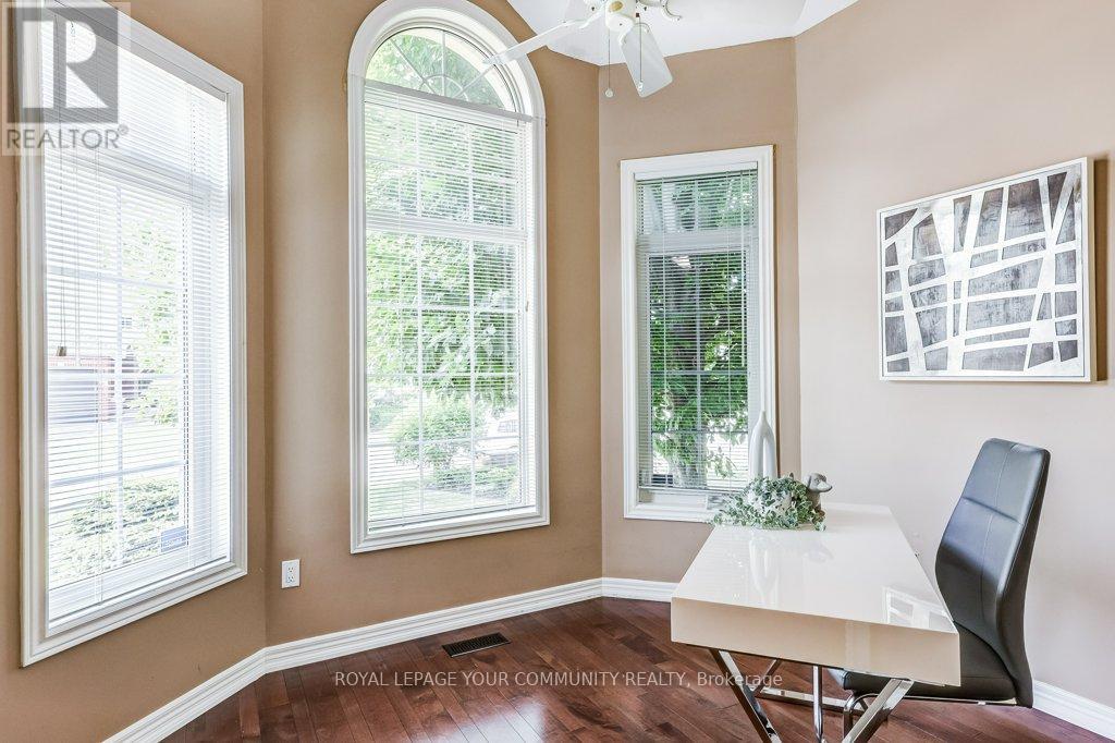 735 Madeline Heights, Newmarket (Stonehaven-Wyndham), Ontario  L3X 2J6 - Photo 18 - N12288406