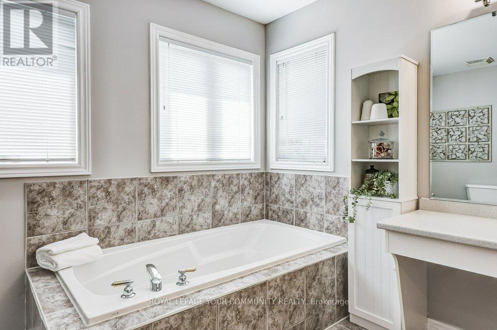 735 Madeline Heights, Newmarket (Stonehaven-Wyndham), Ontario  L3X 2J6 - Photo 25 - N12288406