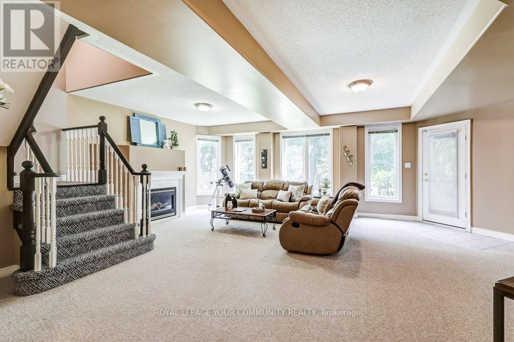 735 Madeline Heights, Newmarket (Stonehaven-Wyndham), Ontario  L3X 2J6 - Photo 32 - N12288406