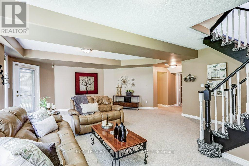 735 Madeline Heights, Newmarket (Stonehaven-Wyndham), Ontario  L3X 2J6 - Photo 33 - N12288406