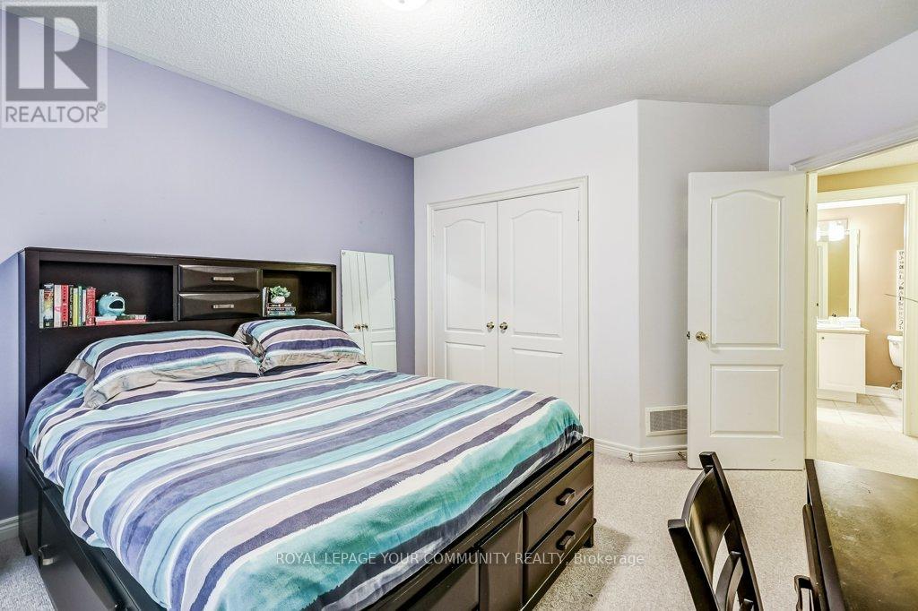 735 Madeline Heights, Newmarket (Stonehaven-Wyndham), Ontario  L3X 2J6 - Photo 35 - N12288406