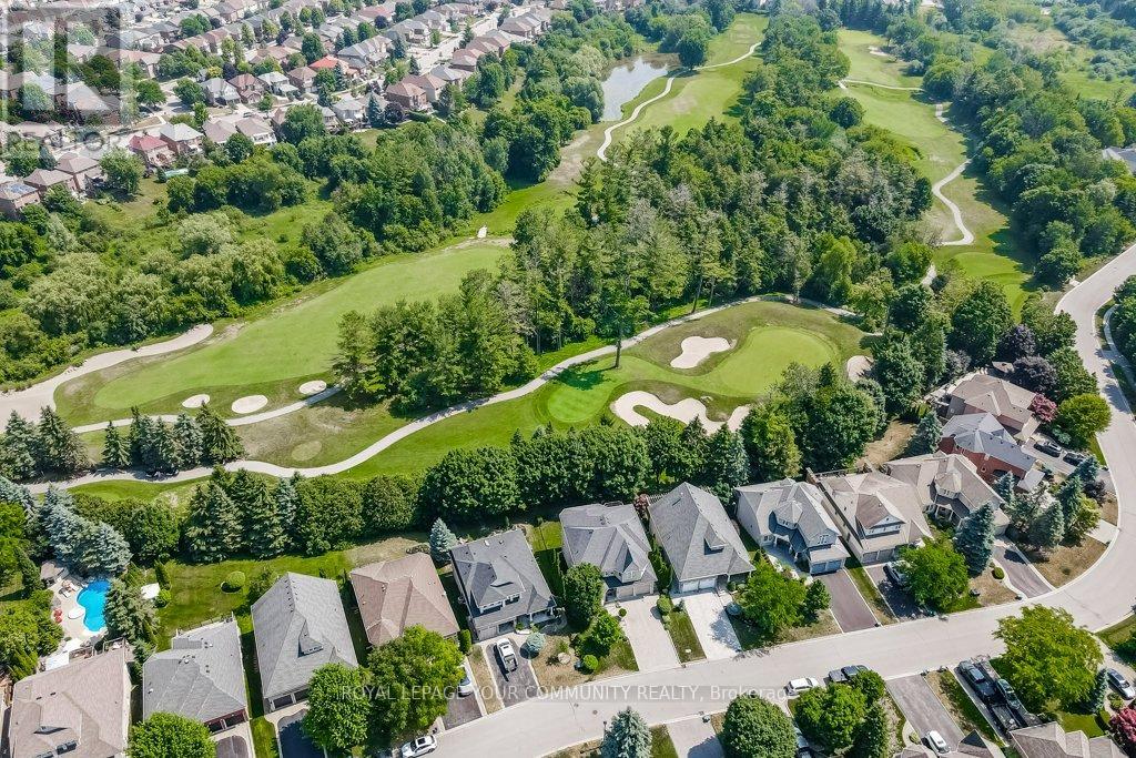 735 Madeline Heights, Newmarket (Stonehaven-Wyndham), Ontario  L3X 2J6 - Photo 48 - N12288406