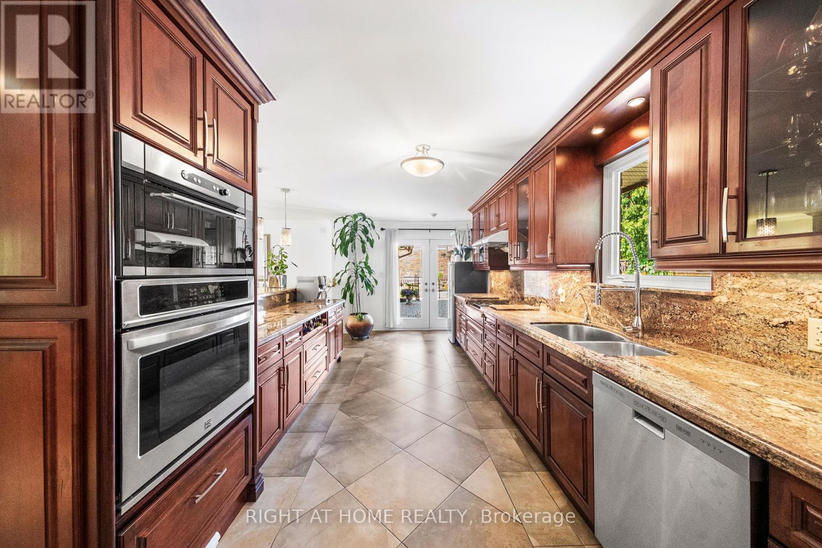 1045 Bloor Street, Mississauga, Ontario  L4Y 2N3 - Photo 11 - W12288362