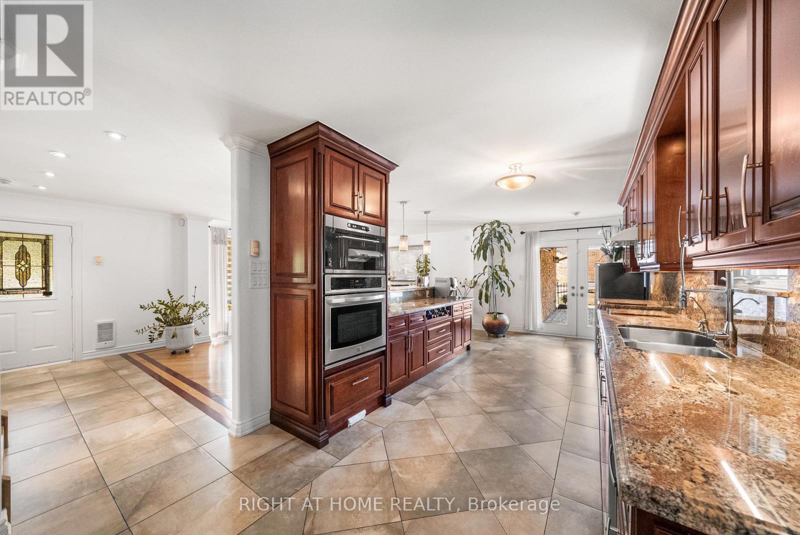 1045 Bloor Street, Mississauga, Ontario  L4Y 2N3 - Photo 12 - W12288362