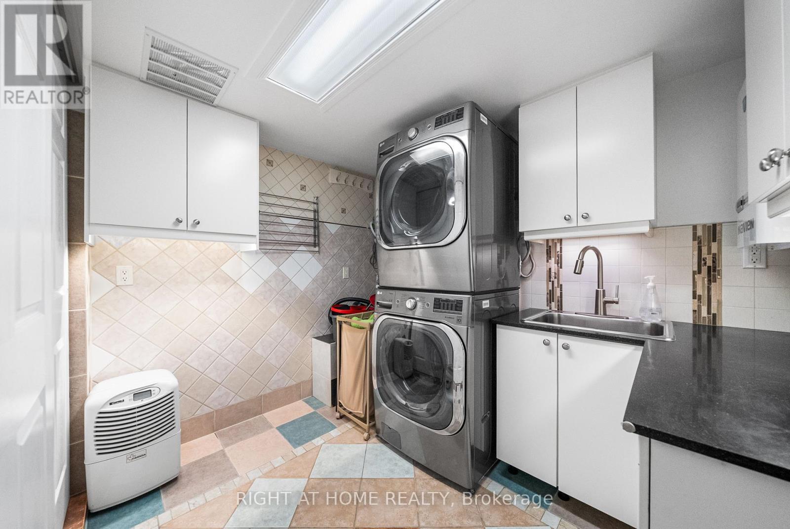 1045 Bloor Street, Mississauga, Ontario  L4Y 2N3 - Photo 24 - W12288362