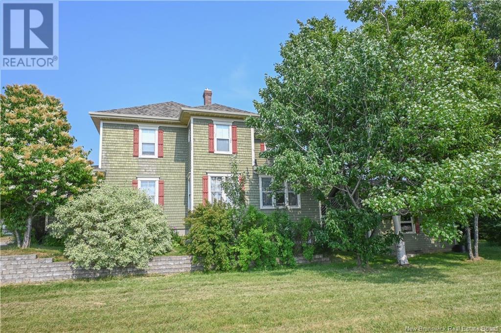 98 Saint-Pierre Ouest Boulevard, Caraquet, New Brunswick  E1W 1B6 - Photo 3 - NB122541