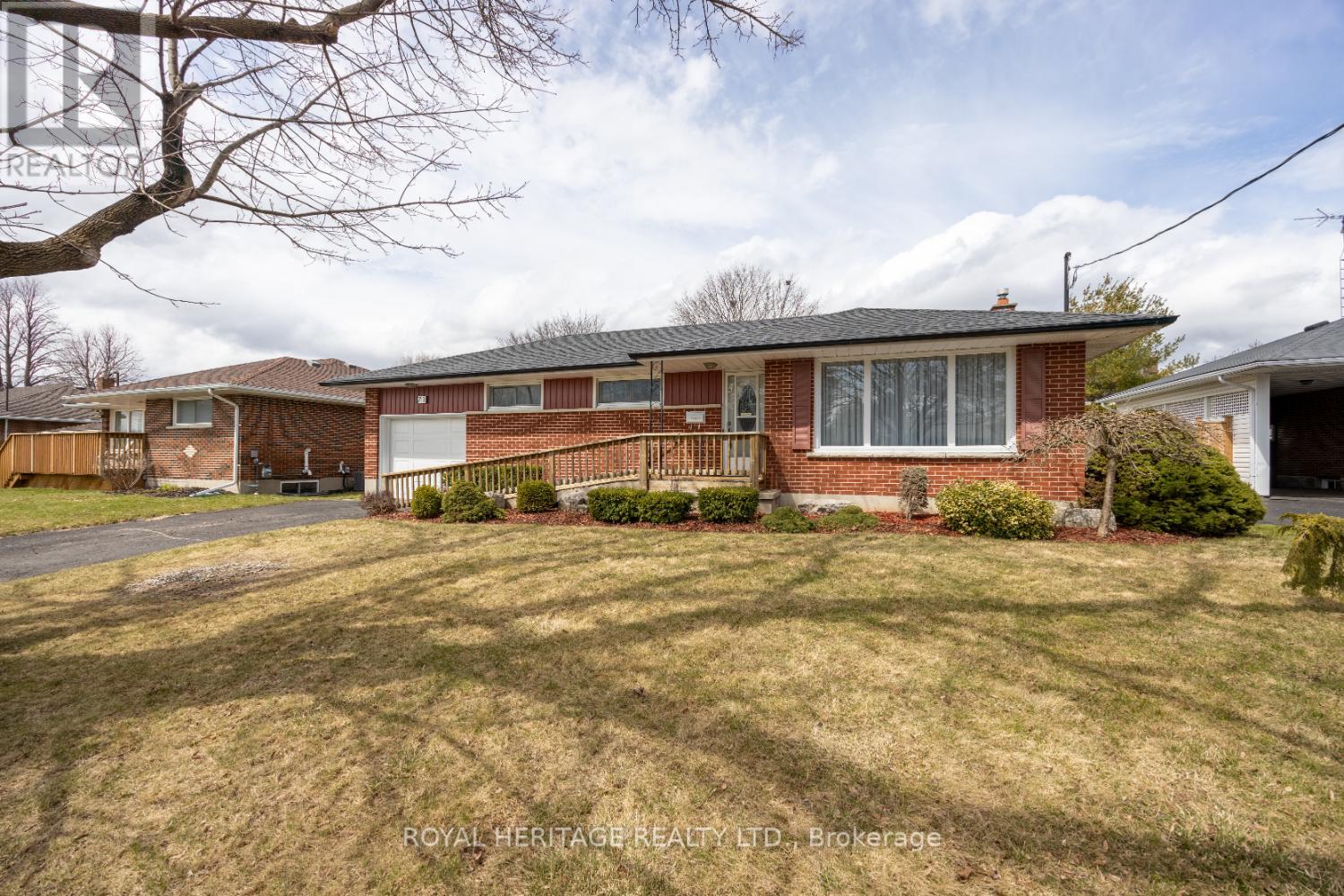 Property at 71 PARKWAY CRESCENT image 1