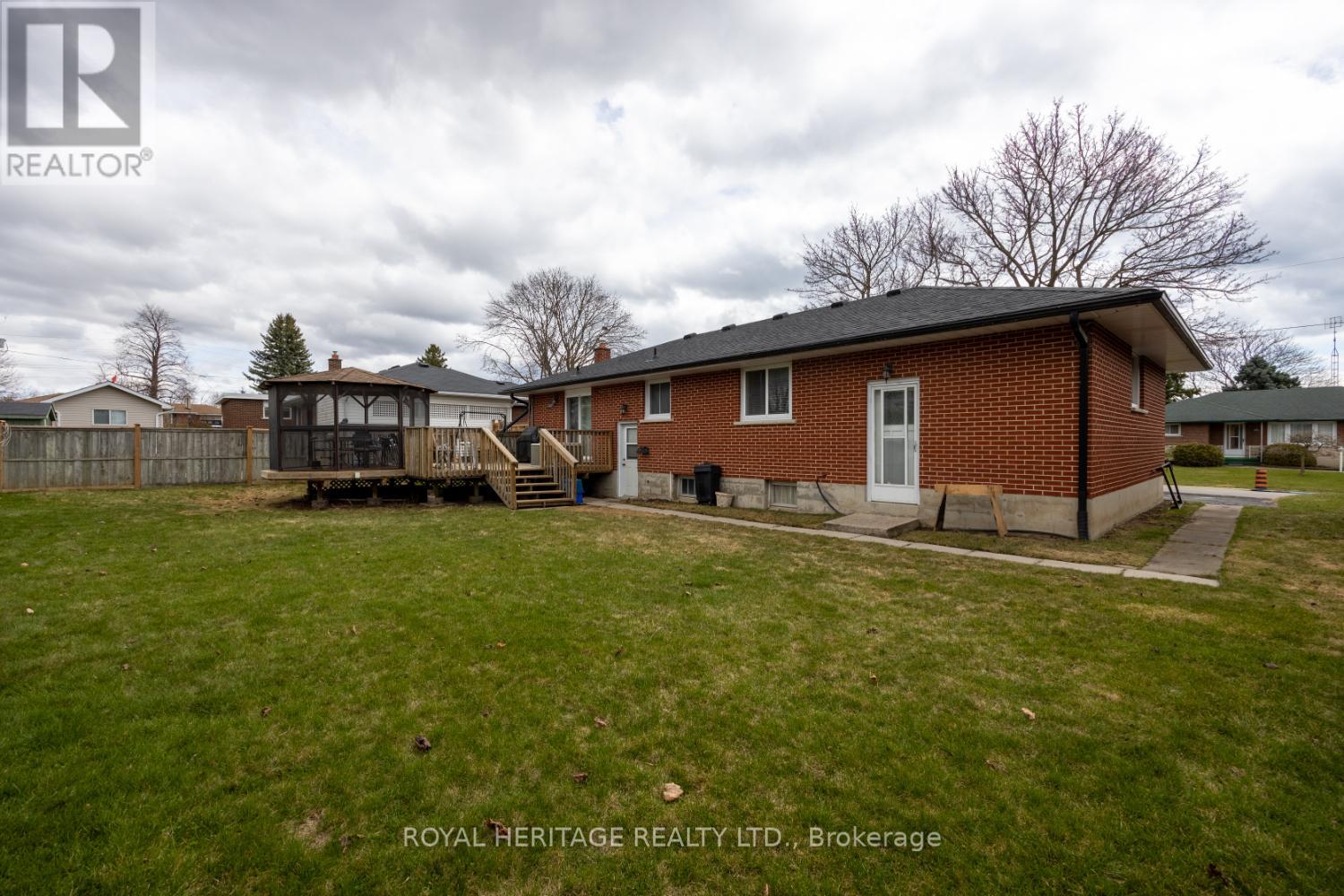 Property at 71 PARKWAY CRESCENT image 3
