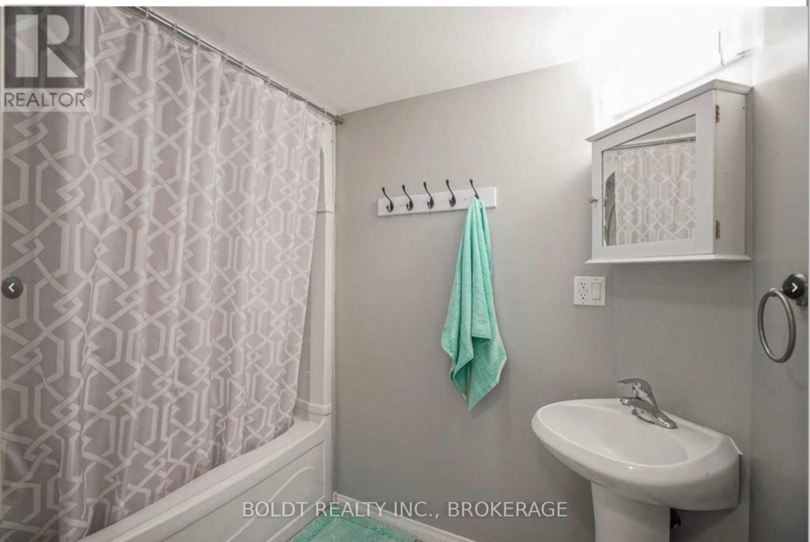 61 Bradley Street, St. Catharines, Ontario  L3T 1R5 - Photo 7 - X12288590