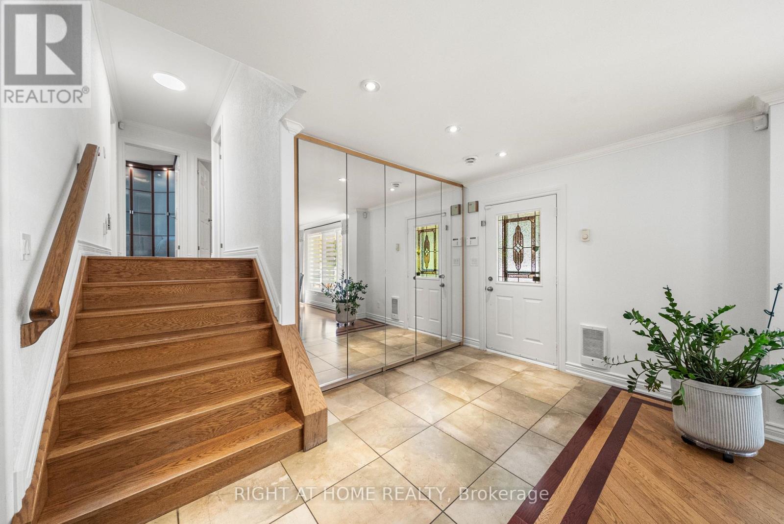 1045 Bloor Street, Mississauga (Applewood), Ontario  L4Y 2N3 - Photo 3 - W12288515