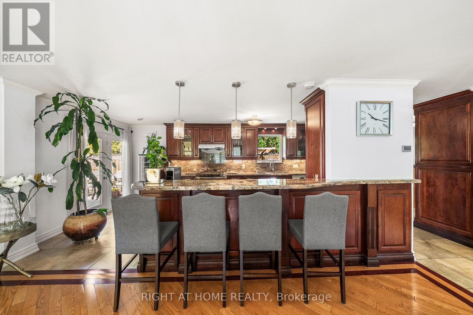 1045 Bloor Street, Mississauga (Applewood), Ontario  L4Y 2N3 - Photo 5 - W12288515