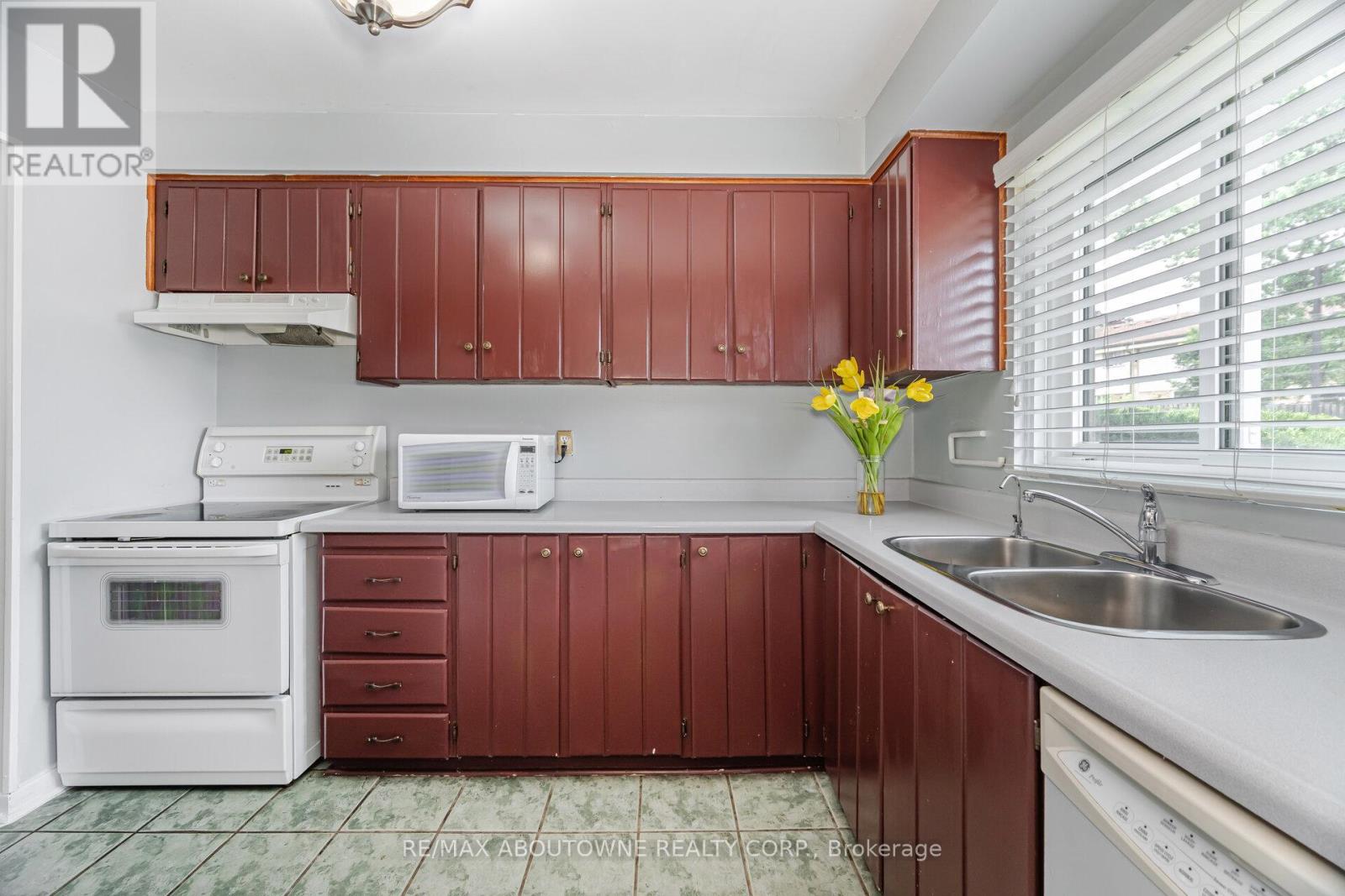 Property at 106 - 2779 GANANOQUE DRIVE image 4