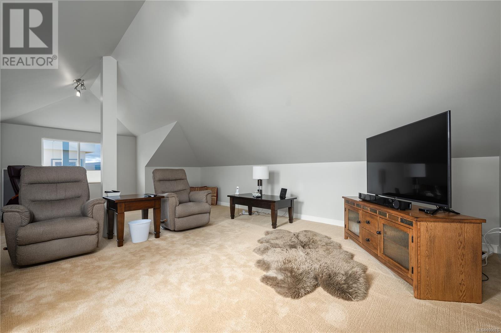 Property at 3724 Glen Oaks Dr image 2