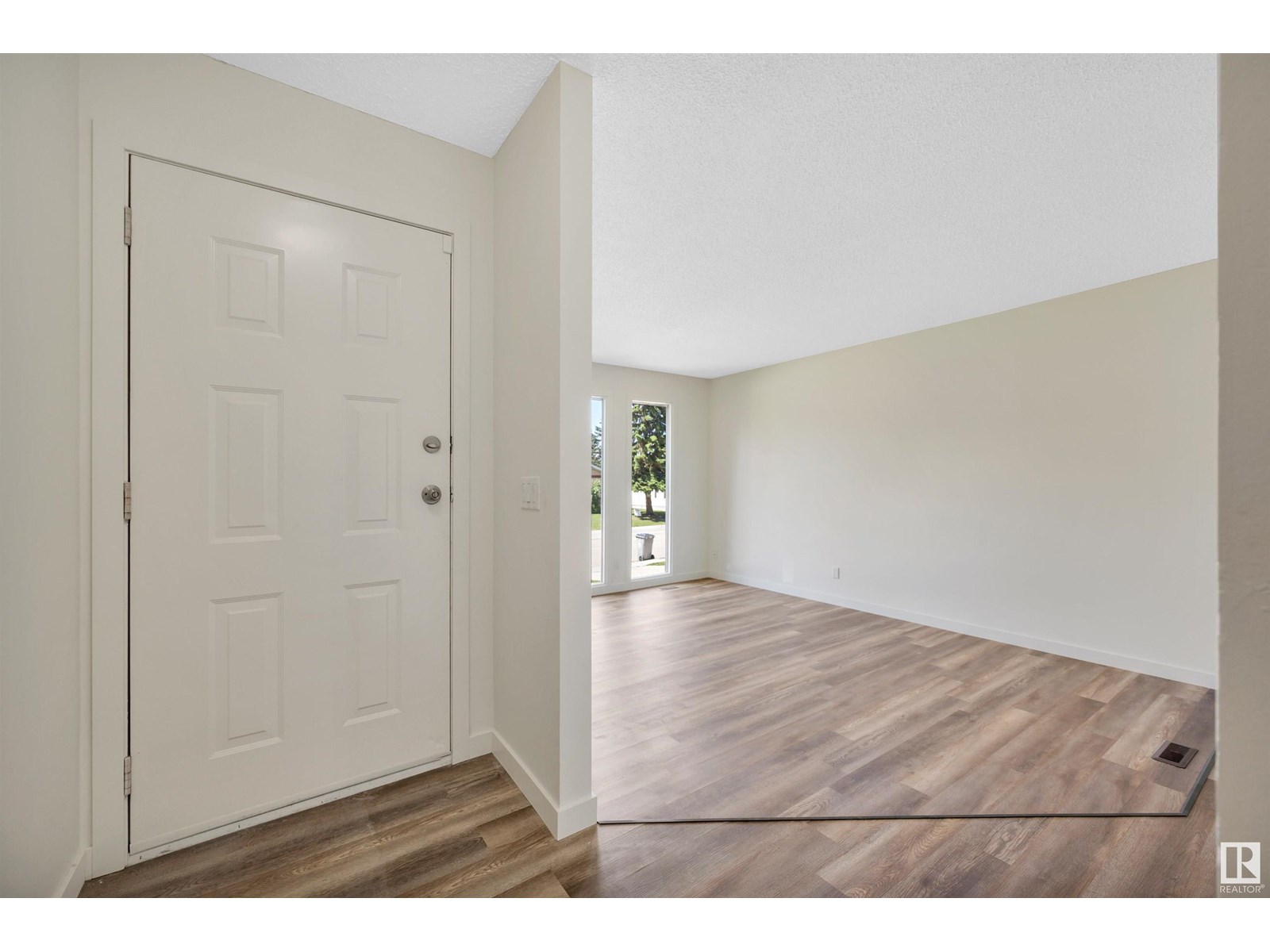 Property at 5317 56A ST image 4