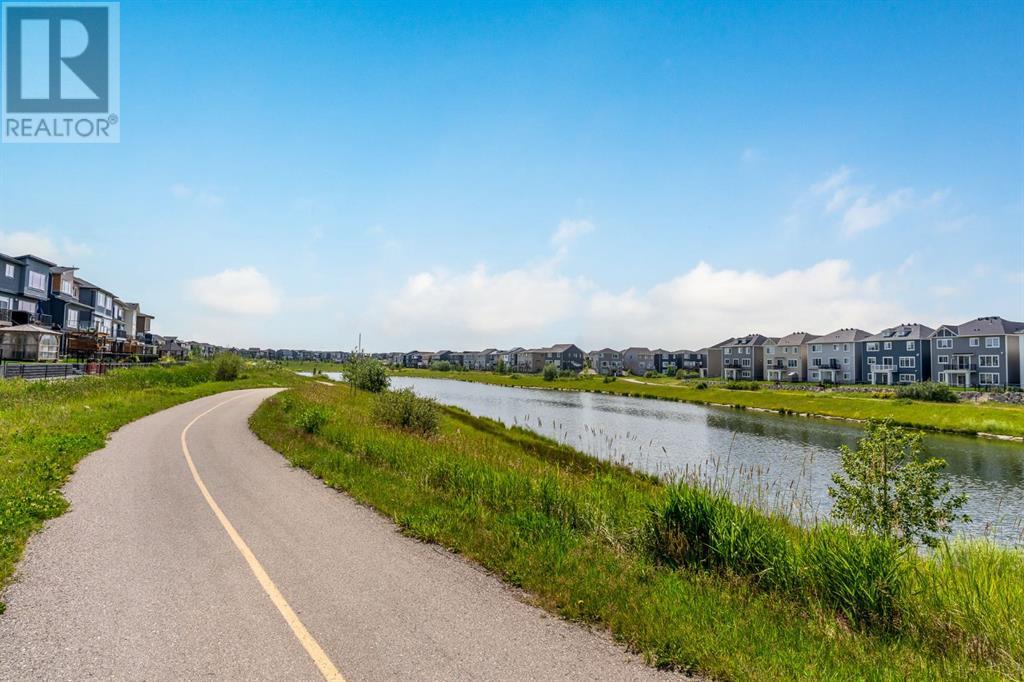 Property at 229 Carringvue Manor NW image 3