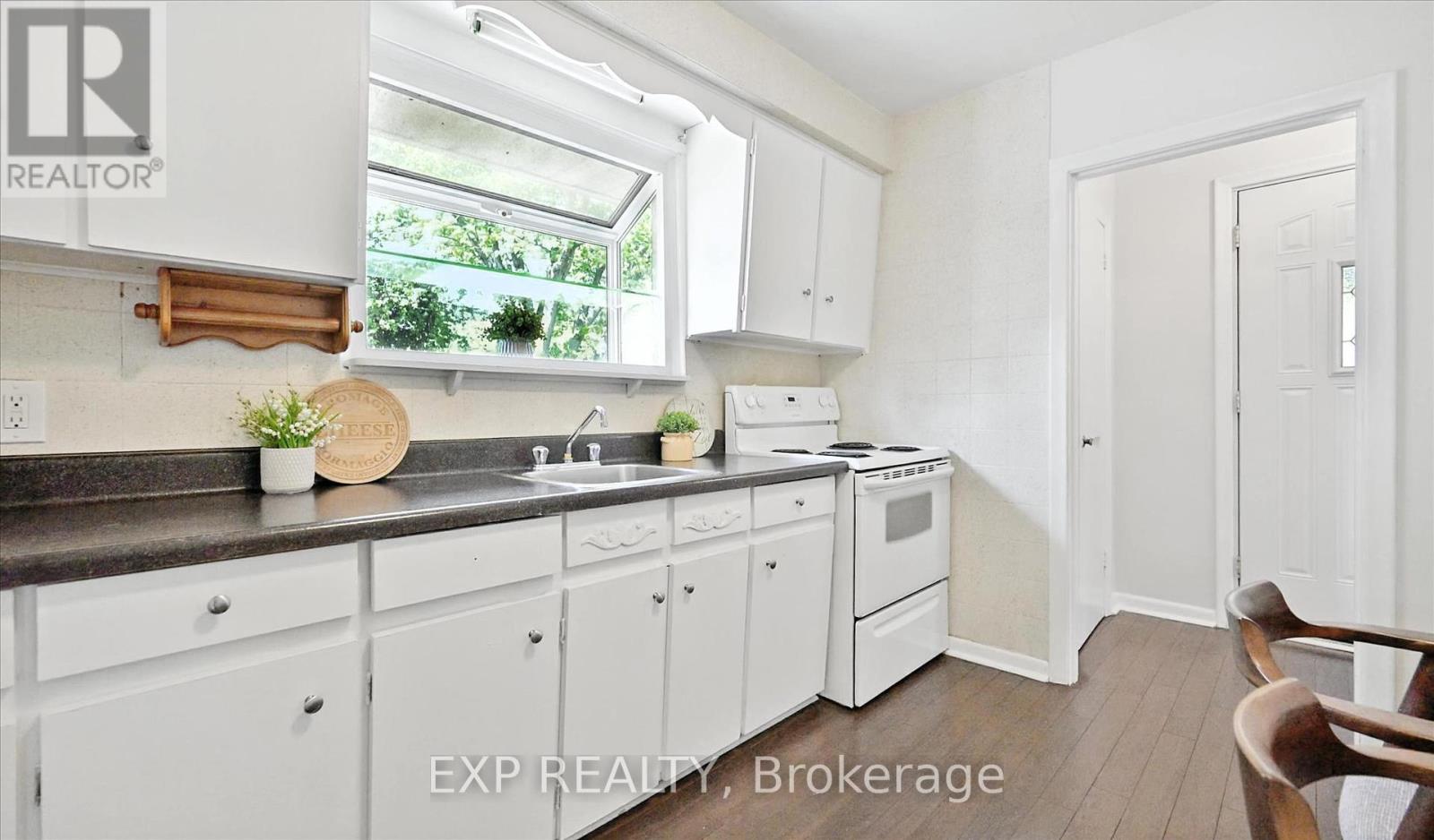 29 West 21st Street, Hamilton, Ontario  L9C 4M3 - Photo 5 - X12268651