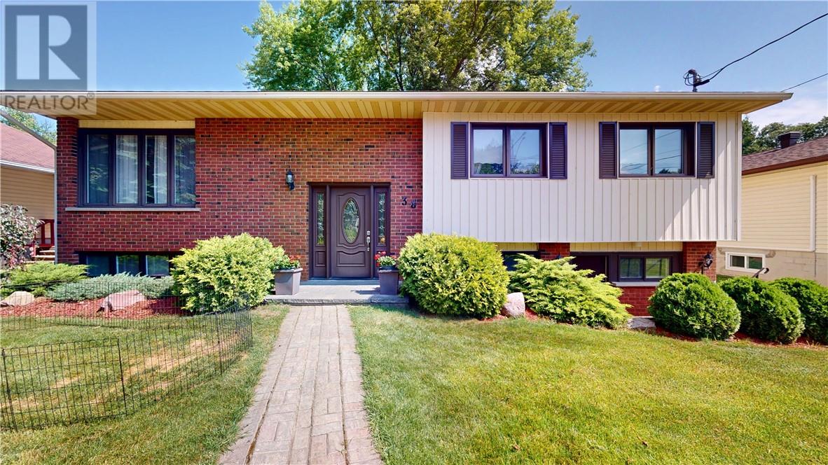 38 W Robinson Street, Little Current, Ontario  P0P 1K0 - Photo 1 - 2123434