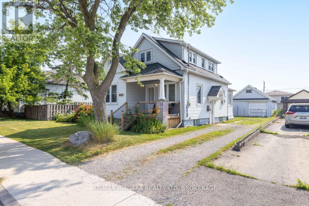 221 Wright Street, Welland, Ontario  L3B 2K4 - Photo 2 - X12288846