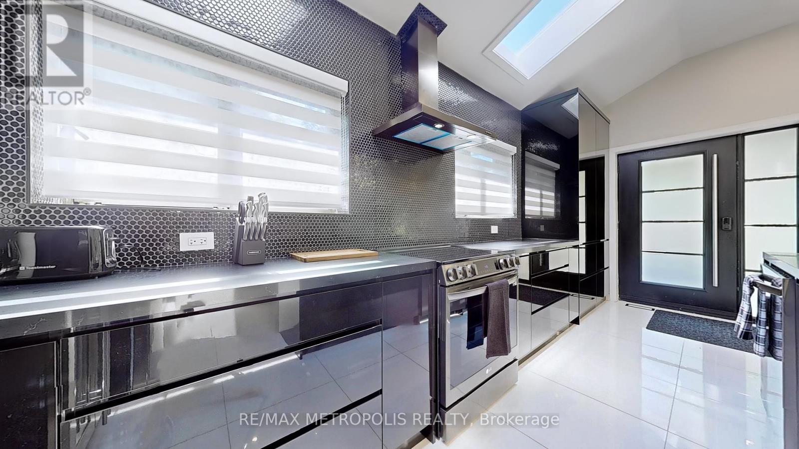 Property at 640 LANSDOWNE DRIVE image 3