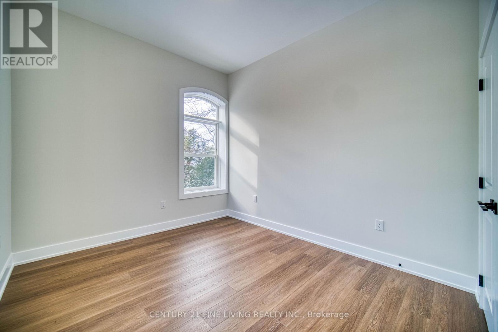 202 - 1614 Ridge Road E, Oro-Medonte, Ontario  L0L 1T0 - Photo 4 - S12288610